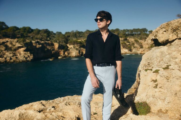 W jakich sytuacjach sprawdza się czarna koszula męska i jak ją nosić?